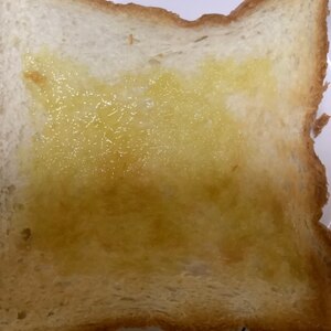 トーストした食パンをオリーブオイルで味わう